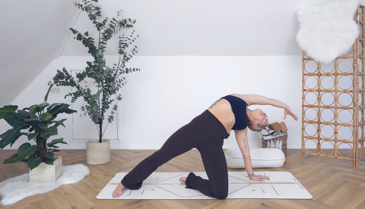 EXPANSIVE FULL BODY STRETCH